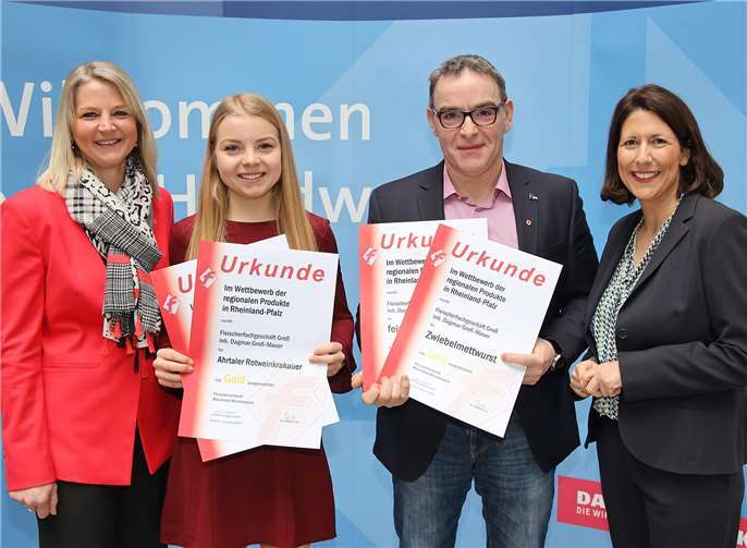 Das Kempenicher Fachgeschäft Groß erhielt vier Goldmedaillen Staatssekretärin Daniela Schmitt (rechts) zeichnete das Kempenicher Fleischerfachgeschäft Groß aus.Foto: Michael Jordan