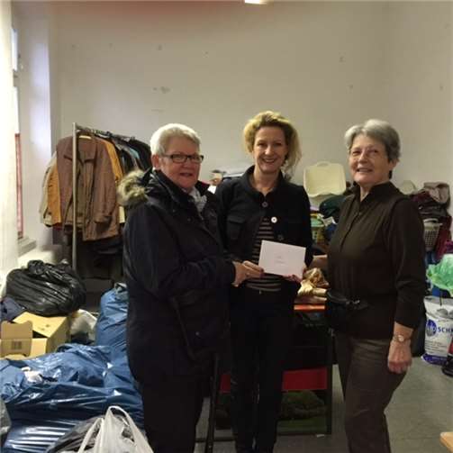 Staatssekretärin Heike Raab bei der Übergabe des Spendenschecks.privat