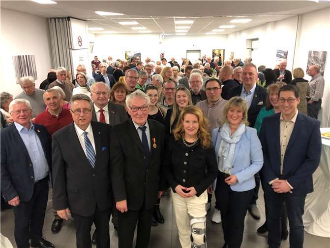 Staatssekretärin Heike Raab freute sich, mit dieser Auszeichnung - die im Rahmen des Neujahrsempfangs der Ortsgemeinde Bullay stattfand - die besten Grüße von Ministerpräsidentin Malu Dreyer zu überbringen.  Quelle: Kreis Cochem-Zell