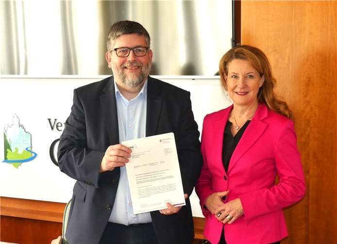 Staatssekretärin Heike Raab händigt im Auftrag der Landesregierung den Förderbescheid an Verbandsgemeindebürgermeister Wolfgang Lambertz aus. Foto: TE