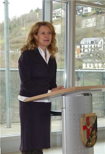 Staatssekretärin Heike Raab nahm die Ehrungen im Auftrag und im Namen von Ministerpräsidentin Malu Dreyer vor.