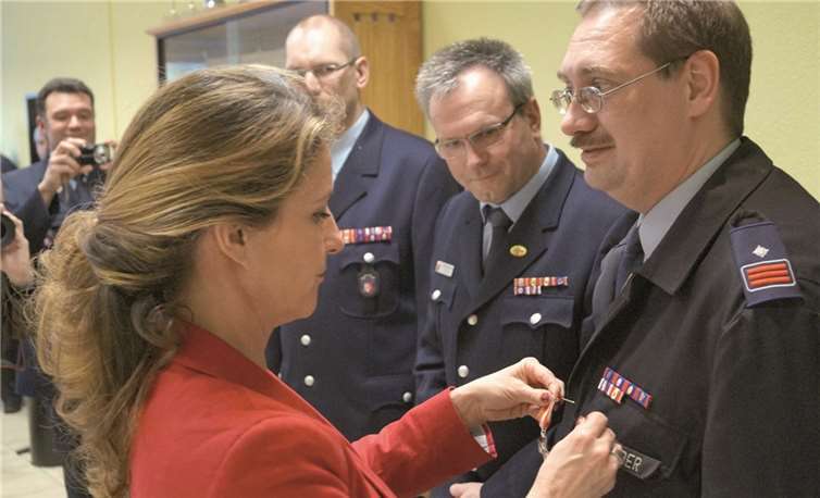 Staatssekretärin Heike Raab steckte Christoph Lieder das Silberne Feuerwehr-Ehrenzeichen ans Revers. -_MT-