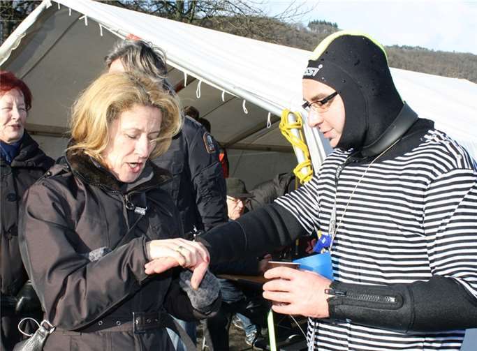 Staatssekretärin Heike Raab überprüft die Körpertemperatur eines Teilnehmers.