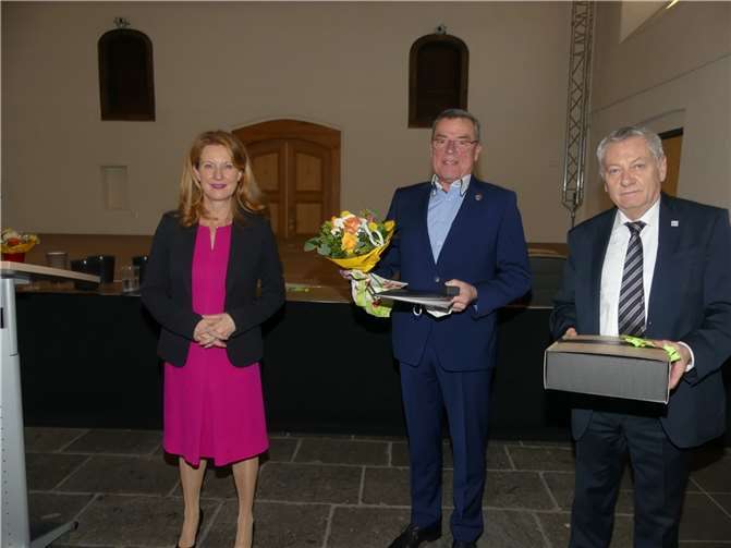 Vorbildliche Ehrenamtler ausgezeichnet Staatssekretärin Heike Raab und Landrat Manfred Schnur zeichneten im Cochemer Kapuzinerkloster verdiente Persönlichkeiten von Cochem-Zell aus. Die Ehrennadel erhielt Franz Josef Brengmann aus Hambuch (Mitte).