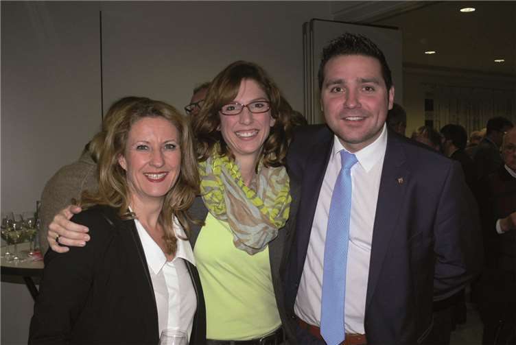 Staatssekretärin Heike Raab und MdL Benedikt Oster freuen sich über den Besuch der Ministerin, die auch privat gerne an der Mosel verweilt.