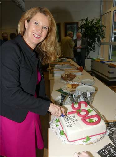 Staatssekretärin Heike Raab versorgte den Mainzer Ehrengast abschließend mit leckerem Kuchen.