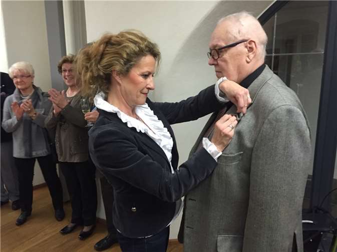 Staatssekretärin Heike Raab zeichnet Adolf Laux mit der Ehrennadel des Landes Rheinland-Pfalz aus.