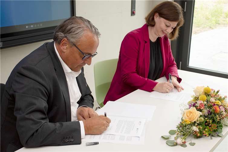 Staatssekretärin Nicole Steingaß (rechts) und HwK-Hauptgeschäftsführer Ralf Hellrich unterzeichnen die Landesvereinbarung „handwerk-baut-auf“, über die das Handwerk aus dem gesamten Bundesgebiet verstärkt und noch effektiver in den Wiederaufbau des Ahrtals eingebunden werden soll.  Foto: HwK Koblenz