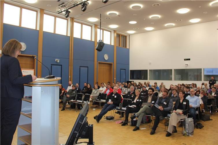 Staatssekretärin Nicole Steingaß spricht bei der Fluthilfekonferenz.  Foto: EA/Adams