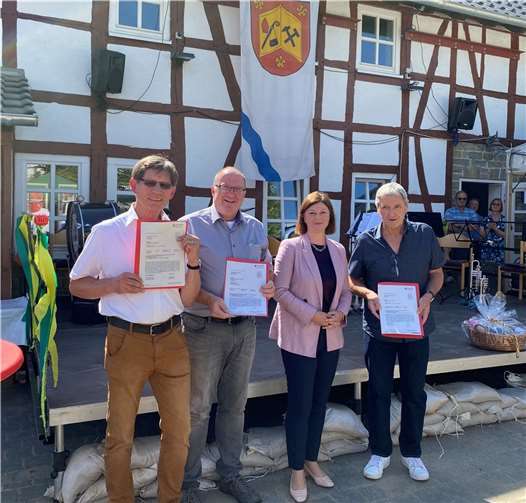 Staatssekretärin Nicole Steingaß überreichte Bescheide an Verbandsgemeinde-Bürgermeister Guido Nisius (2.v.li.) und die Ortsbürgermeister Peter Richrath (Antweiler, li.) und Albert Dresen (Fuchshofen, re.).  Quelle: MdI RLP