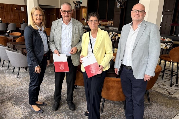 Staatssekretärin Petra Dick-Walther (2 .v. r.) übergab im Beisein des Ersten Beigeordneten der Stadt Bad Neuenahr-Ahrweiler, Peter Diewald (2. v. l.), zwei Zuwendungsbescheide an Geschäftsführer Andreas Lambeck (r.) und Meike Carll vom Ahrtal-Tourismus.