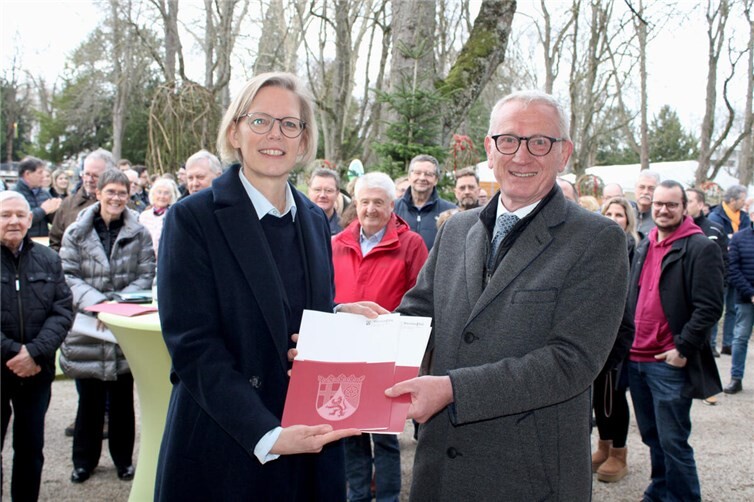 Staatssekretärin Simone Schneider überreichte Bürgermeister Guido Orthen Förderbescheide des Landes Rheinland-Pfalz. Foto: DU