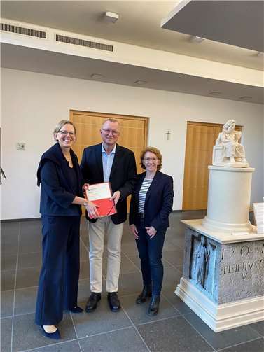 Staatssekretärin Simone Schneider und die Landtagsabgeordnete Susanne Müller (SPD) dankten Bürgermeister Achim Juchem für die Unterstützung nach der Flutkatastrophe. Foto: EA/Adams
