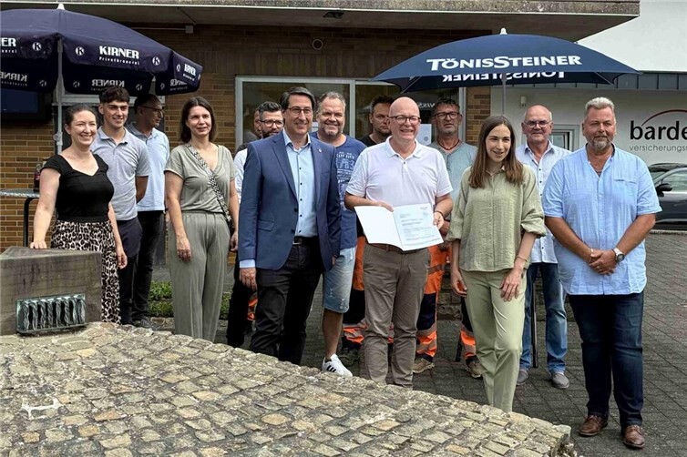 Staatssekretärin Vanessa Fischer bei der Überreichung des Förderbescheids an Ortsbürgermeister Jochen Hansen, sowie Bürgermeister Jürgen Hoffmann, Ralf Kelch MdL , Mitglieder des Gemeinderates Blankenrath u.w.