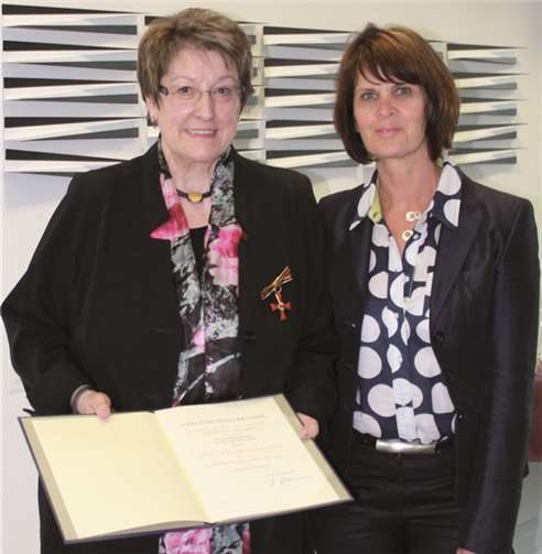 Staatssekretärin Vera Reiß (r.) überreichte Prof. Ingeborg Henzler in Mainz das Verdienstkreuz des Verdienstordens der Bundesrepublik Deutschland am Bande. privat