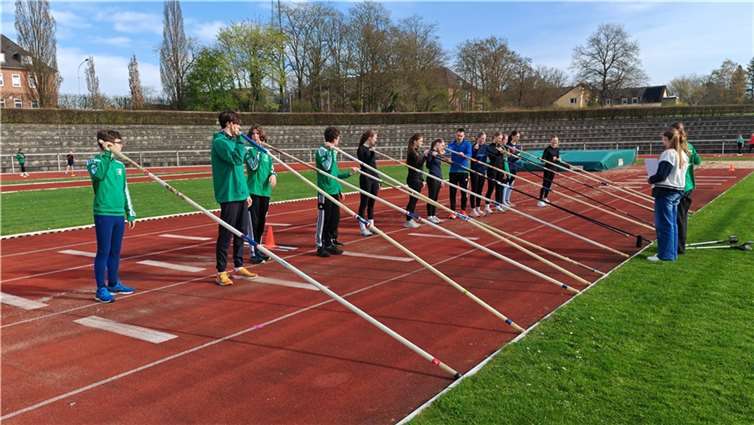 Stabhochsprungtraining im Stadion
