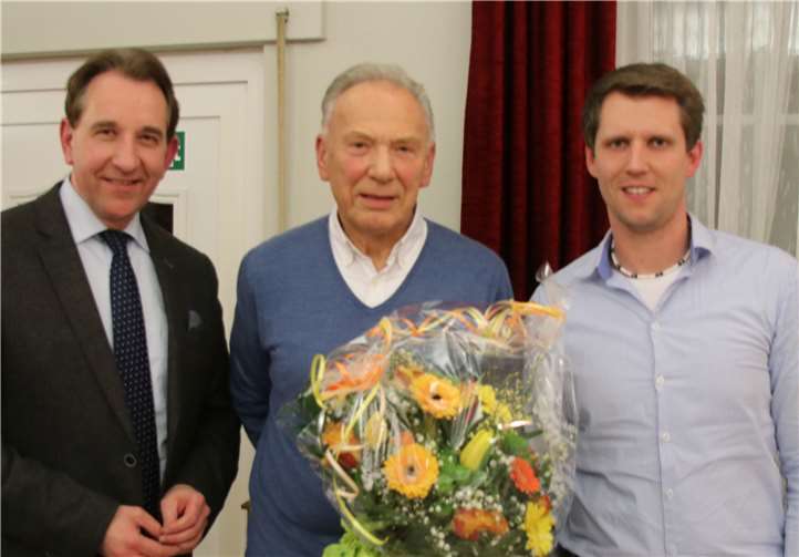 Stabswechsel in der CDU Rhein-Lahn: der Kreisvorsitzende Matthias Lammert (Mitte) gratuliert Marcel Willig (links) zur Nachfolge von Jürgen Lehe (rechts) als Kreisgeschäftsführer. CDU Rhein-Lahn