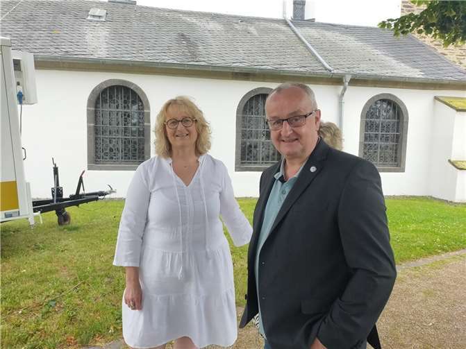 Stabübergabe: Birgit Schneider wird das Amt des Ortsbürgermeisters der Gemeinde Mertloch von Matthias Dahmen übernehmen.