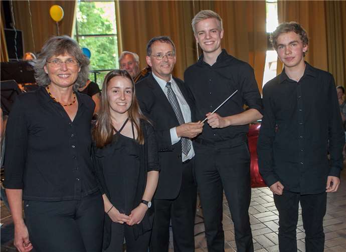 Stabwechsel beim Jugendorchester Wachtberg: Hans Werner Meurer (Dritter von links) übergab am Ende des Anton-Raaff-Konzertes den Taktstock an seinen Nachfolger Leo Zimmer (Zweiter von rechts).