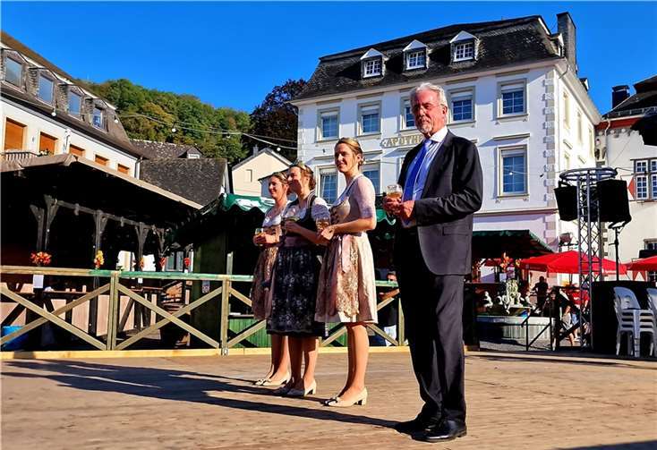 Stadbürgermeister Dr. Faust eröffnet mit dem Linzer Weintrio das Winzerfest bei strahlendem Sonnenschein. Foto: AWI
