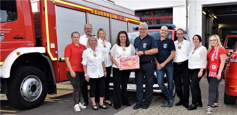 Stadt-Brandinspektor und Chef der Rheinbacher Feuerwehr, Laurenz Kreuser, und sein Stellvertreter Jörg Kirchhartz freuten sich über die großzügige Spende.Foto: EICH