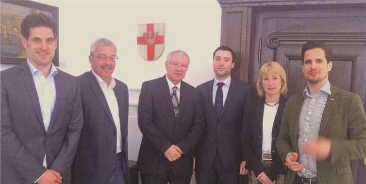 Stadt und FC Germania Metternich e.V. wollen die Modernisierung des Sportplatzes in Metternich in den kommenden Jahren realisieren (v. l.): Andreas Konrath (2. Vorsitzender FC Germania Metternich), Rüdiger Sonntag (Leiter Sport- und Bäderamt), Oberbürgermeister Prof. Dr. Joachim Hofmann-Göttig, David Follmann (1. Vorsitzender FC Germania Metternich), Bürgermeisterin Marie-Theres Hammes-Rosenstein, Christian Altmaier (Geschäftsführer der SPD-Fraktion). Stadt Koblenz