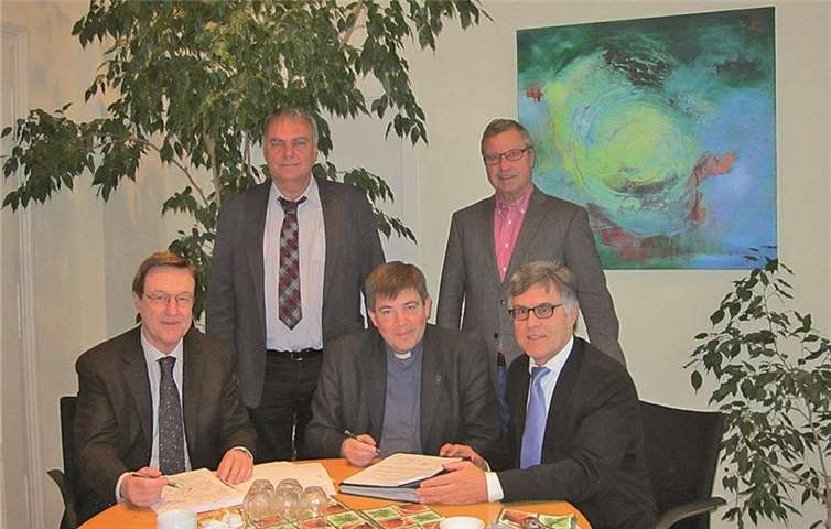 Stadt und Kirche sind sich einig: Im Beisein von Ortsvorsteher Bernd Kriechel (hinten rechts) und Notar Dr. Achim Vomweg (hinten links) unterzeichneten (v. links) Verwaltungsratsmitglied Erwin Ritterath, Dechant Achim Thieser und Bürgermeister Wolfgang Kroeger die Verträge für den Generationengarten.privat