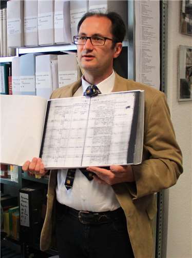 Stadtarchivar Bernd Geil präsentiert eines der alten Lahnsteiner Kirchenbücher.