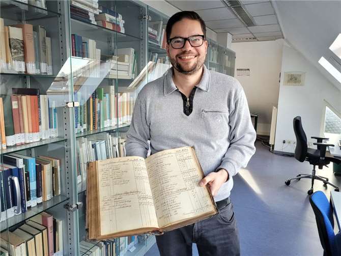 Stadtarchivar Dennis Röhrig arbeitet seit 2018 an der Digitalisierung des Stadtarchivs Montabaur.  Foto: Stadt Montabaur / Viola Marschall