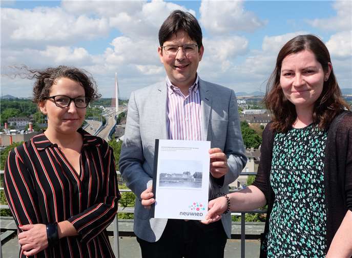 Stadtbauamtsleiterin Nina Porz (links) und Stephanie Krings, Mitarbeiterin der Planungsabteilung (rechts), überreichen Bürgermeister Michael Mang, das Exposé für die Sanierung der Deichkrone.Foto: privat
