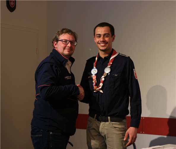Stadtbeauftragter Christian Löllgen gratuliert Ortsjugendsprecher Friederich-Salah Farah zur Wiederwahl.