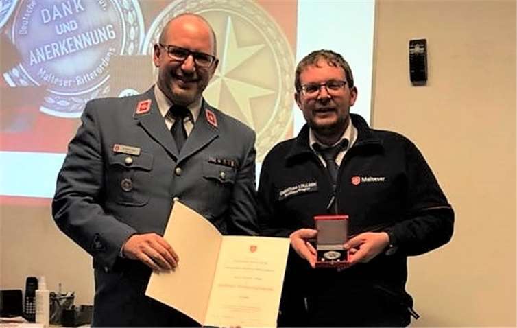 Stadtbeauftragter Christian Löllgen wird mit der silbernen Verdienstplakette des Malteser-Ordens ausgezeichnet. Kira Hofmann