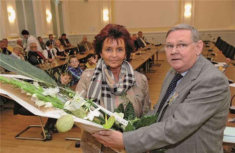 Stadtbeigeeordneter Rudi Frick ehrte im Rahmen des Schaustellerempfangs Dr. Margit Ramus. FIX