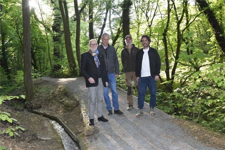 Stadtbeigeordneter Alfons Mußhoff (von links), Beigeordneter der Stadt, Knut von Wülfing, Egon Roos (Vorsitzender Angliederungsgenossenschaft, 2. Vorsitzender Jagdgenossenschaft) und Erster Beigeordneter der Stadt, Daniel Schmitz, sind von dem Ergebnis erfreut.