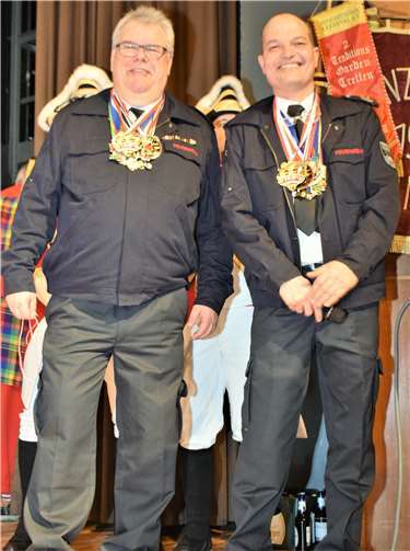 Stadtbrandinspektor Laurenz Kreuser und Jörg Kirchhartz führten durch das Programm und nahmen die Beförderungen und Ehrungen vor.