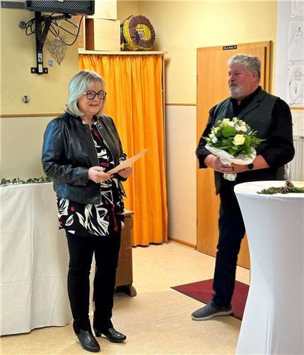 Stadtbürgermeister Achim Grün dankte Ursula Frank für ihren herausragenden Einsatz als Leiterin des Städtischen Kindergartens „Zauberwald“.  Foto: Stefan Pauly/VG-Verwaltung Mendig