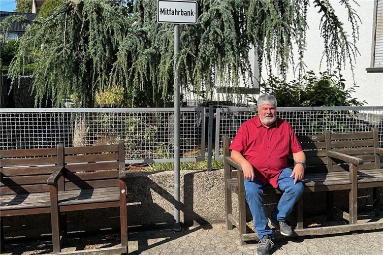 Stadtbürgermeister Achim Grün hat probeweise schon einmal auf der Mitfahrbank an der Teichwiese in Obermendig Platz genommen