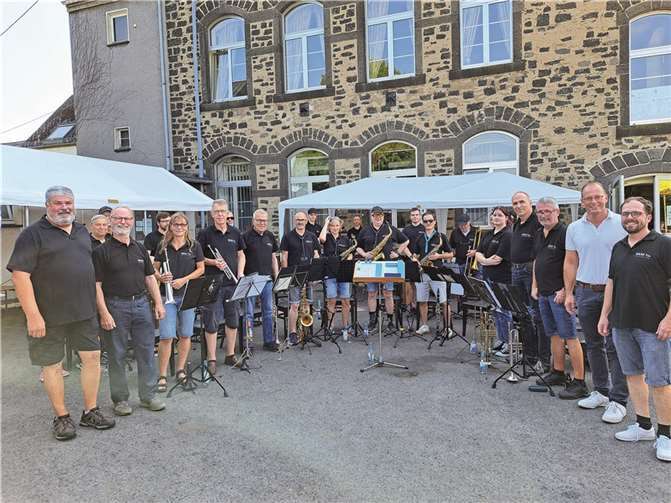 Stadtbürgermeister Achim Grün (links) und VG-Bürgermeister Jörg Lempertz (2.v.rechts) überbrachten die Glückwünsche der Stadt und der Verbandsgemeinde Mendig.  Fotos: FRE