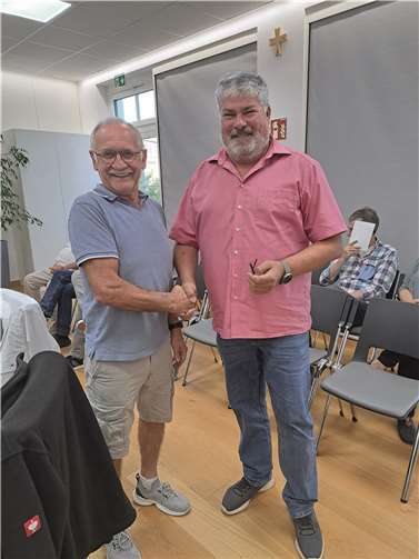 Stadtbürgermeister Achim Grün verpflichtete Ernst Einig als neues Ratsmitglied.  Foto: FRE