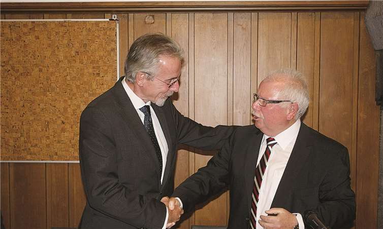 Stadtbürgermeister Adi Buchwald gratulierte seinem neuen Stellvertreter Hans Georg Faust. DL