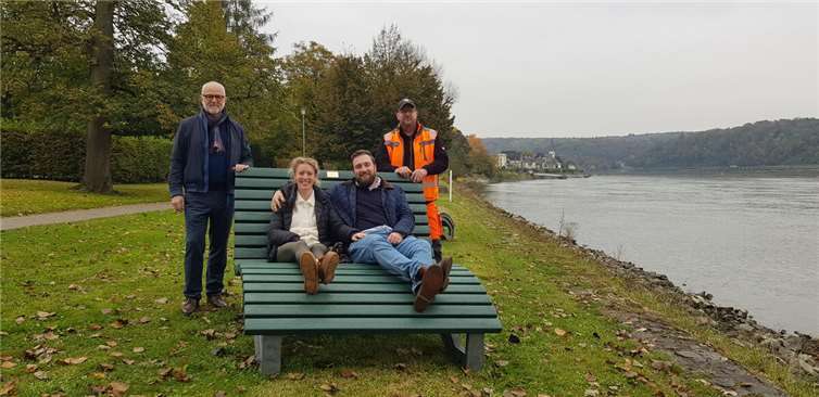 Stadtbürgermeister Alfons Mußhoff, Bauhof-Leiter Frank Jax freuen sich mit dem Ehepaar Clara und Philipp über die neue Bank an der Unkeler Rheinpromenade.Foto: Kulturstadt Unkel/Stefan Paaßen