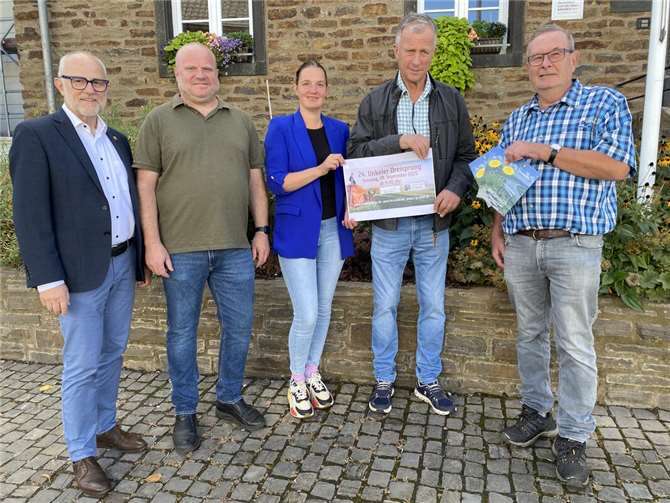 Stadtbürgermeister Alfons Mußhoff (von links), Martin Bierwirth (T&G), Ulrike Buslei (T&G), Beigeordneter Knut von Wülfing (T&G) und Engelbert Wallek (T&G) stellen das Programm vom 24. Unkeler Dreisprung vor.  Foto: Kulturstadt Unkel/Simone Schwamborn