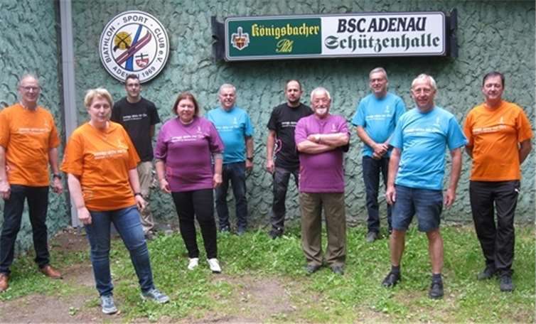 Stadtbürgermeister Arnold Hoffmann (1. v. l.) gemeinsam mit den freiwilligen Helfern vor der Jugendtrainingsstätte des Biathlon-Sport-Club Adenau. (Pressemitteilung: innogy). Foto:innogy