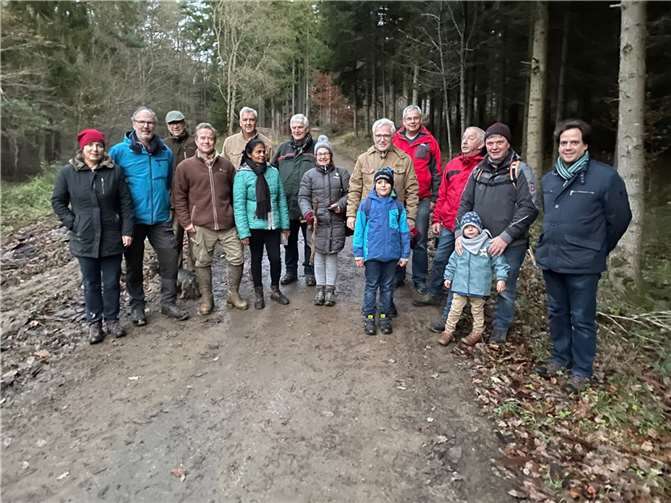 Stadtbürgermeister Arnold Hoffmann (2.v.l.) und Torsten Schwuschow, kommunaler Förster für die Reviere der Gemeinden Kaltenborn, Leimbach und Adenau (4.v.l.), freuten sich über die rege Teilnahme am traditionellen Waldbegang im Adenauer Stadtwald.Quelle: Stadt Adenau