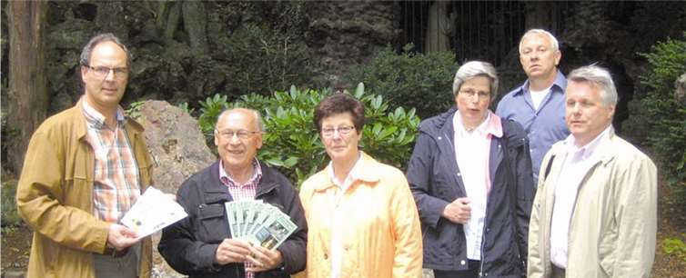 Stadtbürgermeister Arnold Hoffmann, Hermann und Marga Lehmann, Arnhild Wöste, Pater Marc Josef Costello und Mitbruder Kennt Bauer aus dem Kapuziener Kloster in Mont Calvery in Wisconsin USA