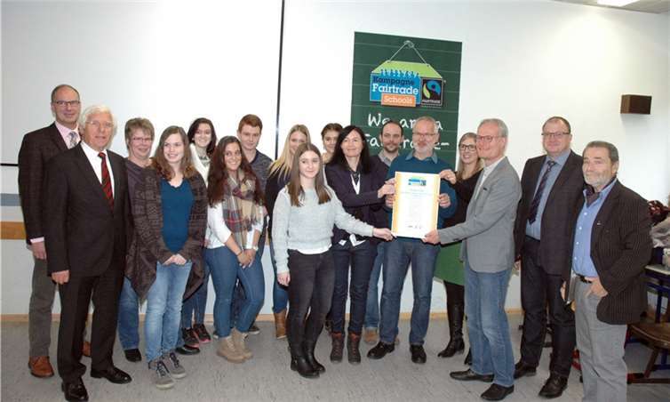Stadtbürgermeister Arnold Hoffmann, Kreisbeigeordneter Fritz Langenhorst, Claudia Baur Schulelternpflegschaft, v.re. Winfried Sander, Bürgermeister Guido Nisius, Jens Feith für Zertifizierungsstelle, Sabrina Reinsch, Bernhard J. Müller, Volker Kämpf, Schulleiterin Christa Killmaier-Heimermann.UM