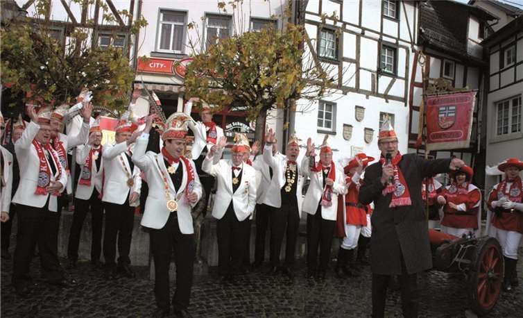 Stadtbürgermeister Arnold Hoffmann begrüßt alle Jecken mit "Adde Alaaf"!