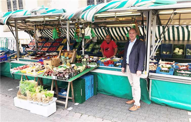 Stadtbürgermeister Arnold Hoffmann begrüßte in der letzten Woche erstmalig Winfried Hönigl aus der Grafschaft mit seinem Stand.Foto: privat