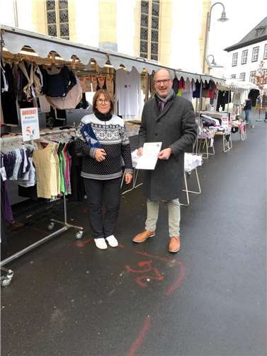 Stadtbürgermeister Arnold Hoffmann dankt Frau Margit Esch, die der Stadt Adenau seit 55 Jahren die Treue hält und mit ihrem Warenangebot den Adenauer Wochenmarkt bereichert. Foto: Stadt Adenau