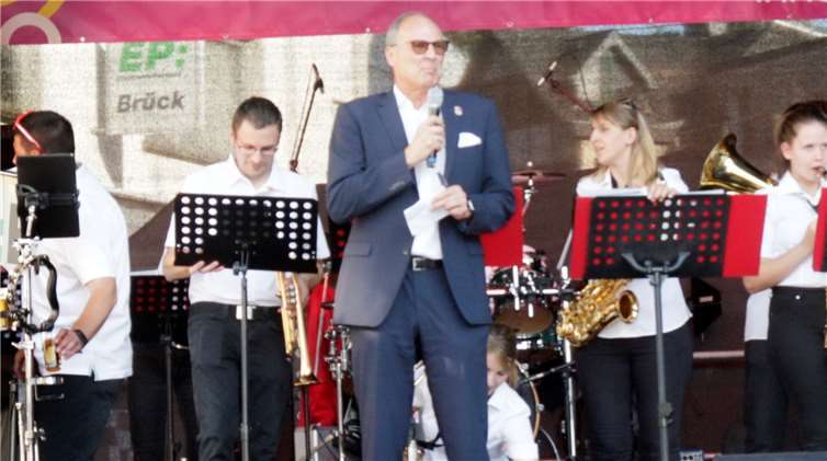 Stadtbürgermeister Arnold Hoffmann eröffnet Heimatfest.